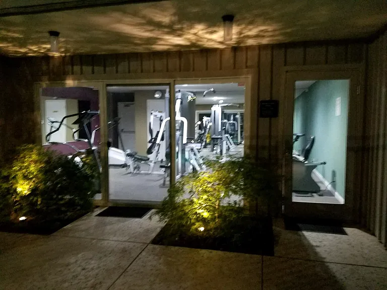 Del Monico Apartments — Photo 22