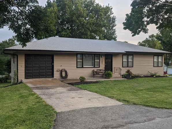 2001 NE 39th St, Kansas City, MO 64116