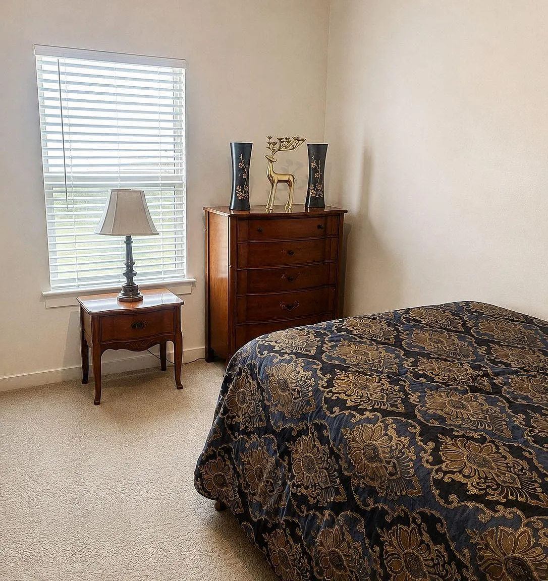 3 bed, 1.0 bath, 2500 sqft, $1,196 — Photo 1
