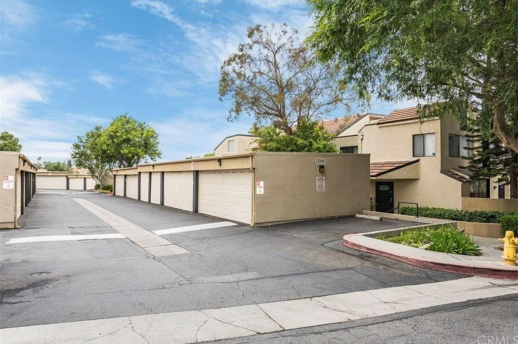 2 bed, 954 sqft, $2,700 — Photo 4