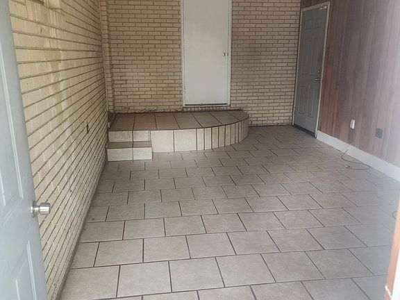 4th image of 916 Hendry Dr