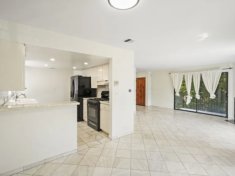 13203 Vanowen St #7 — Photo 4
