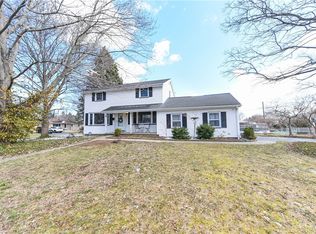 8 Meyerhill Cir W, Rochester, NY 14617