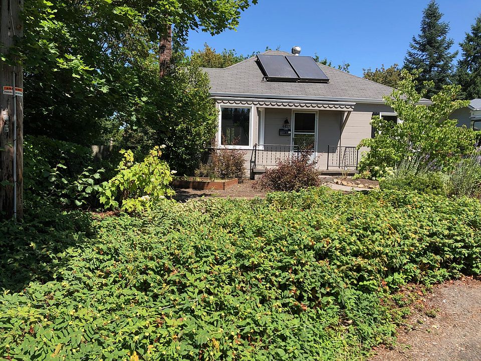 Front yard view 
(solar energy, new roof)