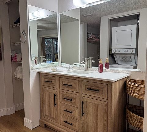 Primary bath. Ensuite.