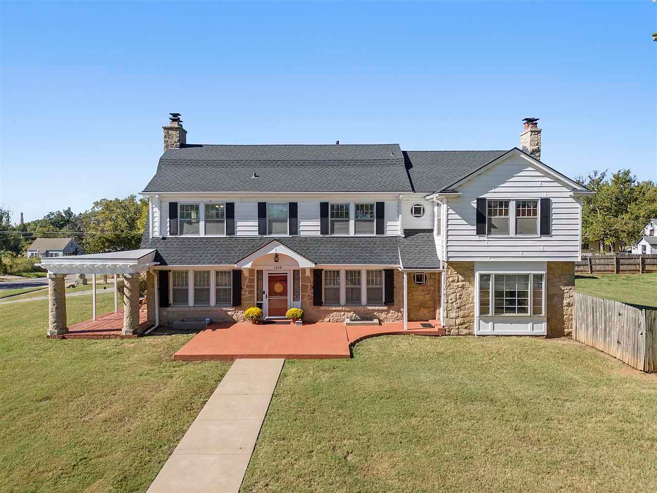 1220 S 8th St, Ponca City, OK 74601 | Zillow