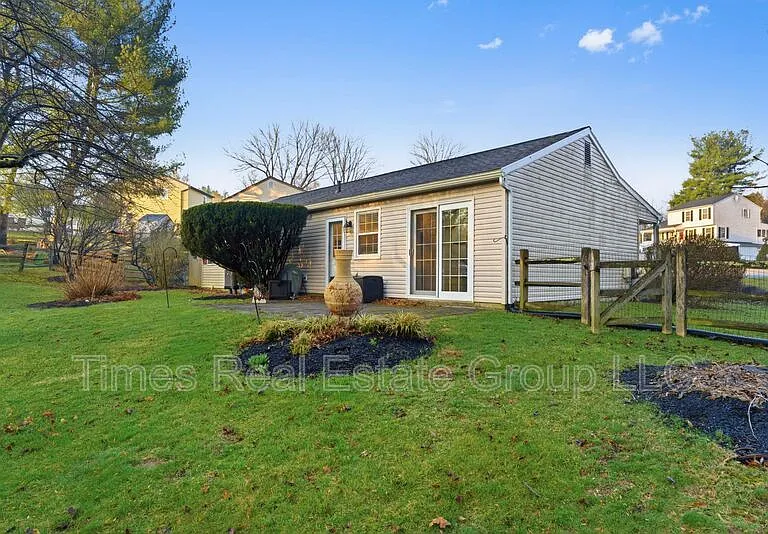 136 Brookfield Ct — Photo 3