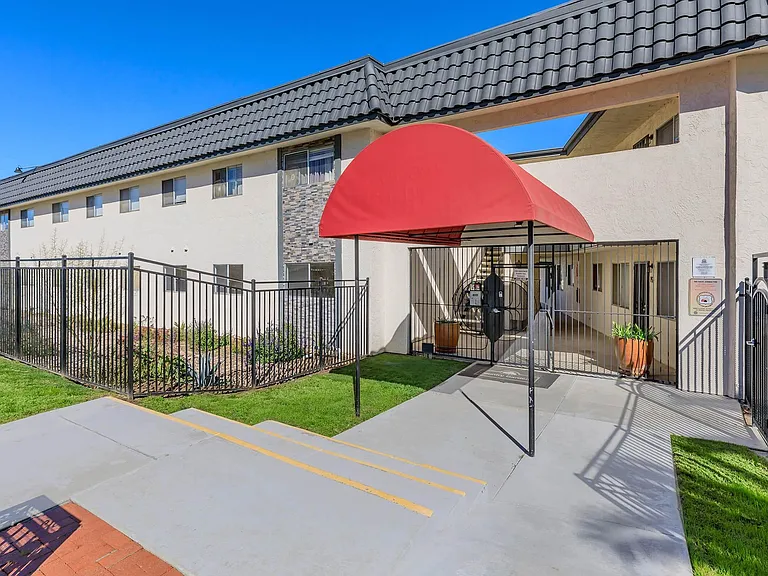 Town and Country Garden Apartments — Photo 12