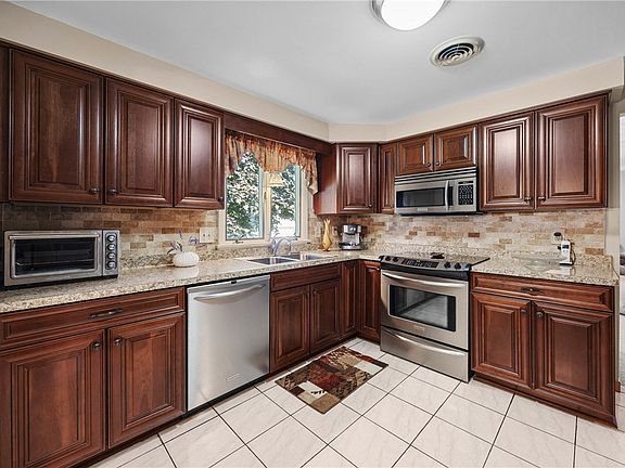 4th image of 72 Ann Marie Dr