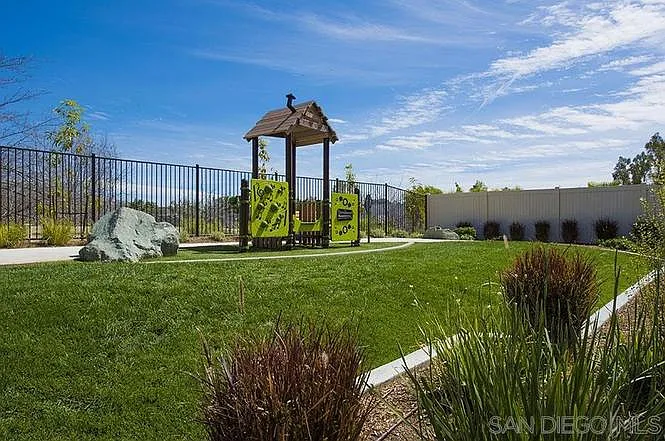 512 Moonlight Dr — Photo 16