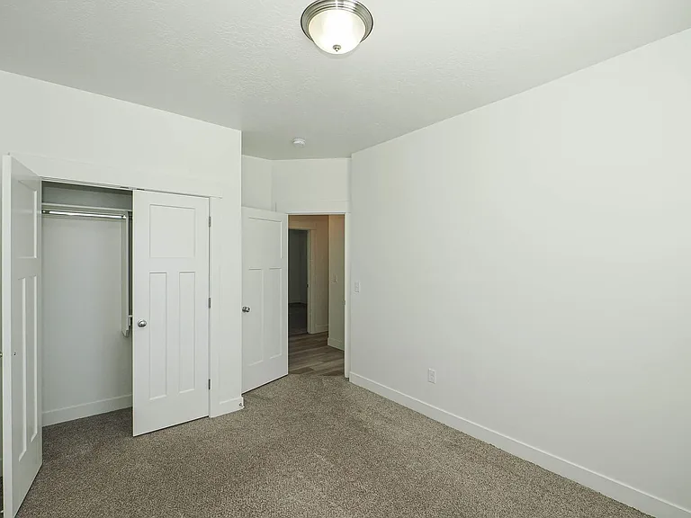 546 W 1730 N — Photo 24