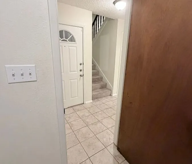 1202 Royal Crest Dr — Photo 17