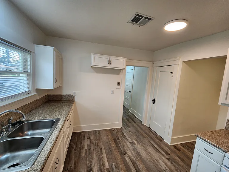 401 N Cherry St — Photo 14
