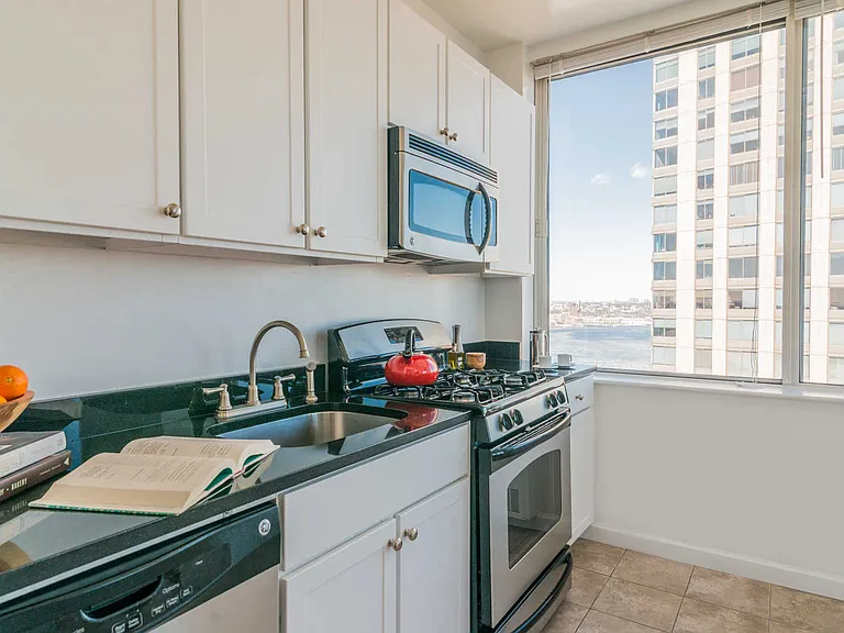 180 Riverside Blvd #510 — Photo 12