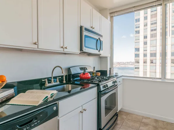 180 Riverside Boulevard image 11 of 71