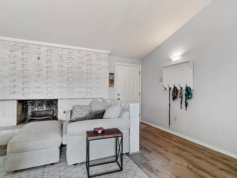 1511 Meadow View Dr — Photo 6