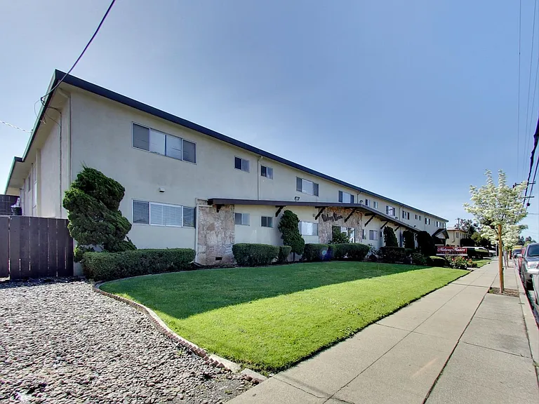 Midway Manor Apts. — Photo 34