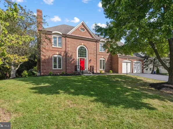 402 Woodgrove Ct, Herndon, VA 20170