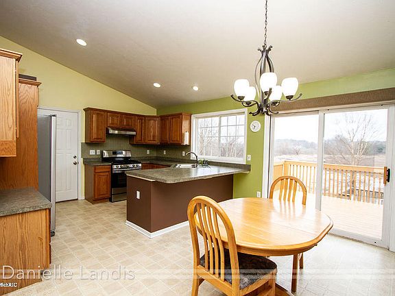 4th image of 2211 Kervine Ct NE