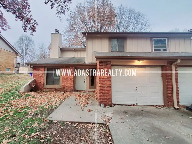 1424 E Willow Dr — Photo 2