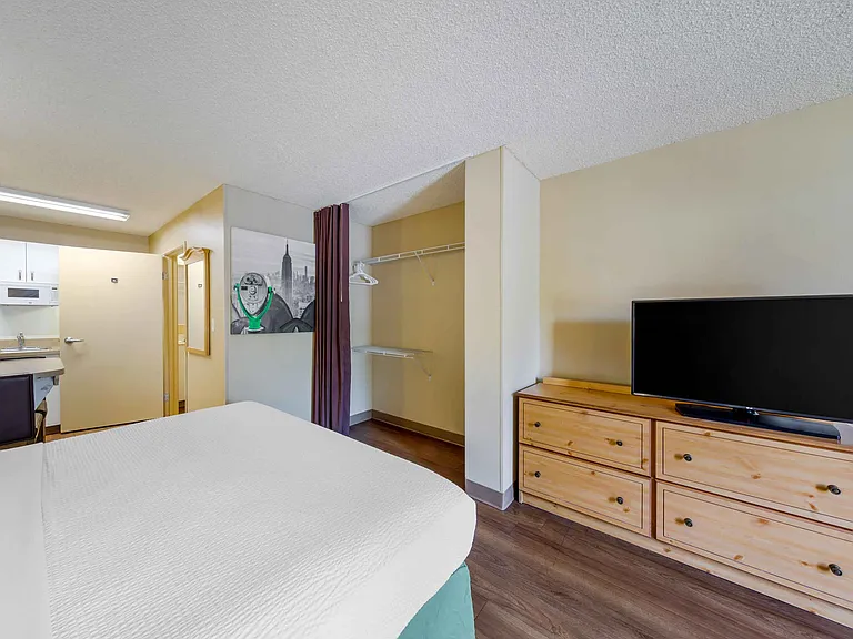 Deluxe Studio - 1 King Bed