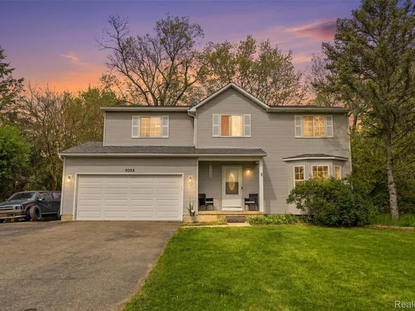 9293 Wildwood Lake Dr, Whitmore Lake, MI 48189