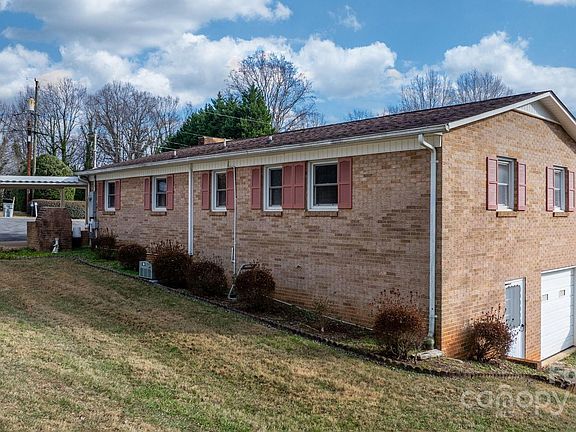 3rd image of 902 Greenwood Pl