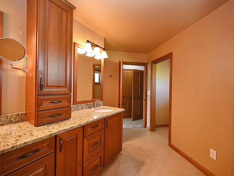 202 Lac La Belle Dr — Photo 10