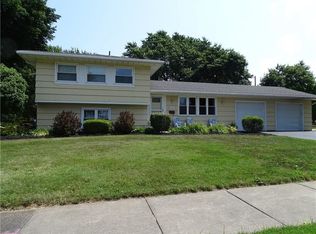 360 Sandalwood Dr, Greece, NY 14616