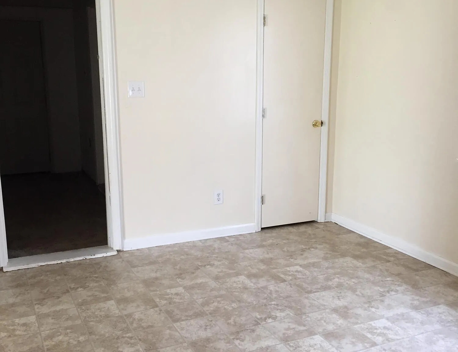 3 bed, 1.0 bath, 1216 sqft, $1,100 — Photo 2
