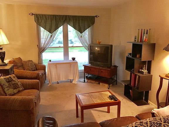 5th image of 284 Empire Dr