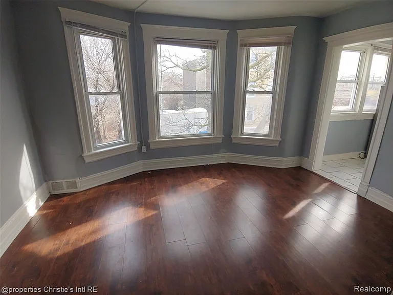 4207 4th St #7 — Photo 2