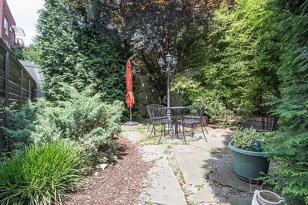 Sold by Brick&Mortar | media 6