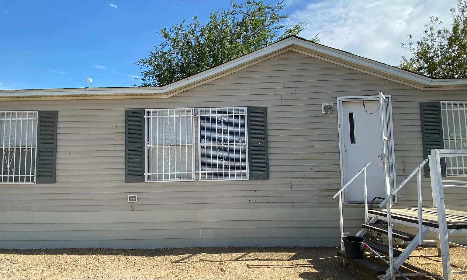 909 W Calais Pl — Photo 1