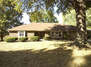 708 Ridgeway Dr, Liberty, MO 64068