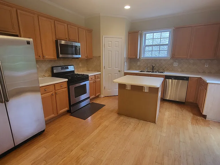 4810 Edinburgh Dr — Photo 2