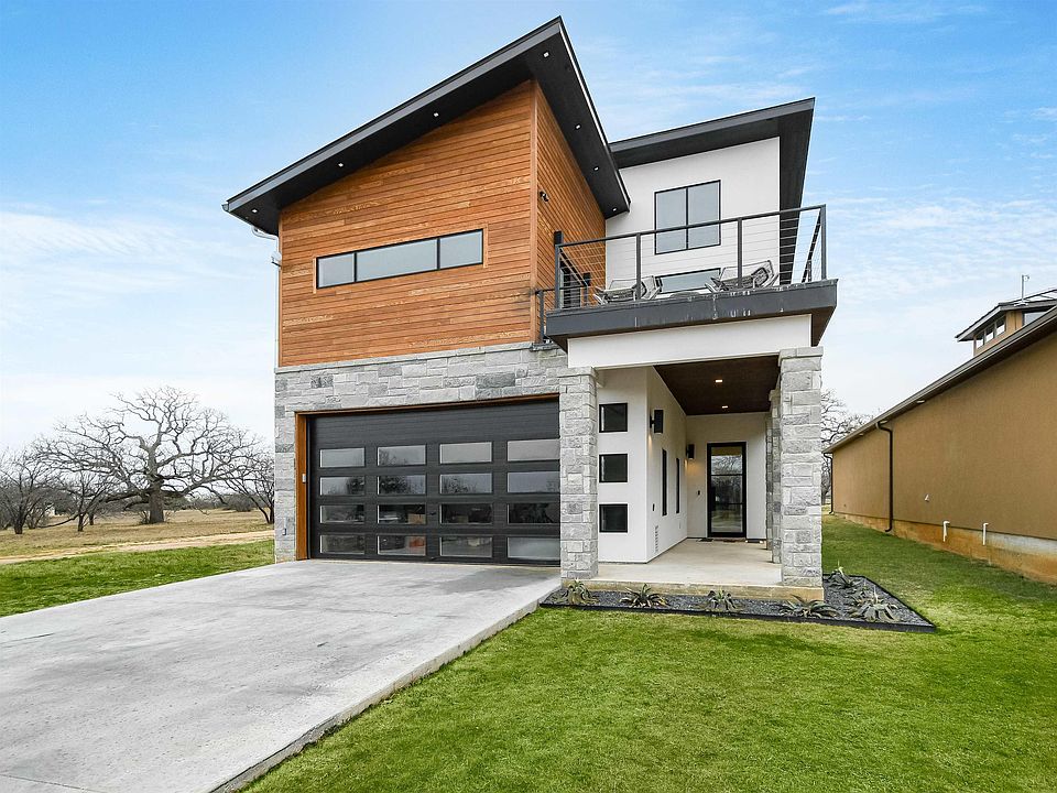 1st image of 3233 Douglas Dr