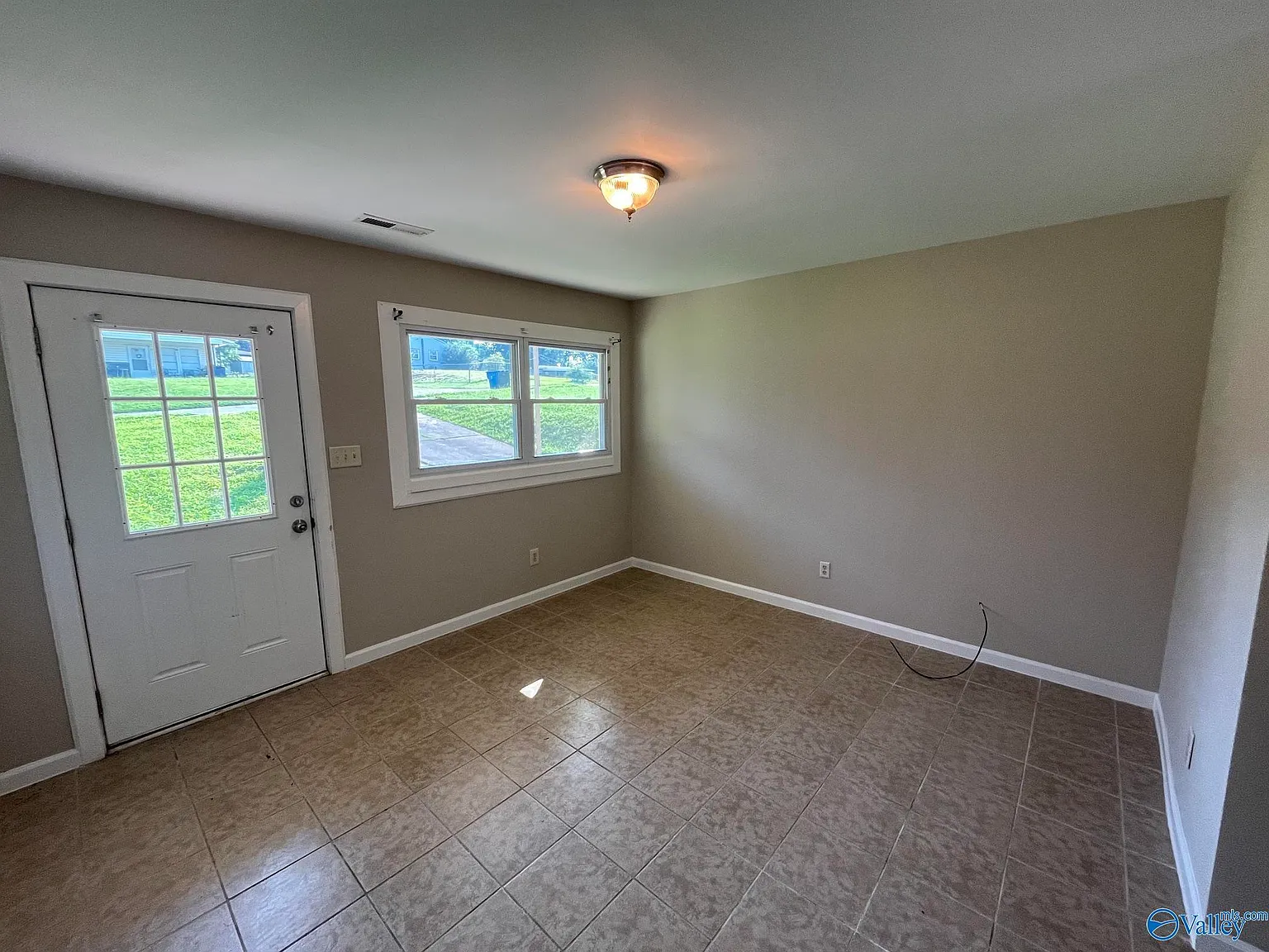 3 bed, 1.0 bath, 887 sqft, $1,000 — Photo 3