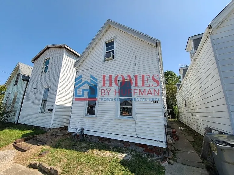 1319 Oakley St — Photo 1