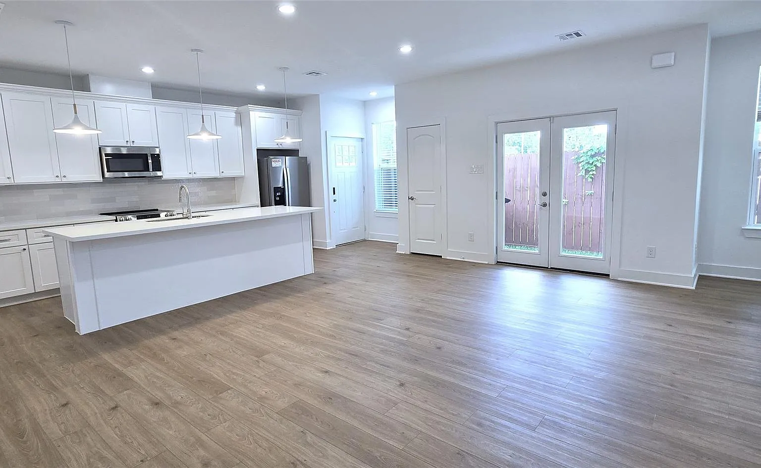 3 bed, 2.5 bath, 1425 sqft, $1,800 — Photo 1