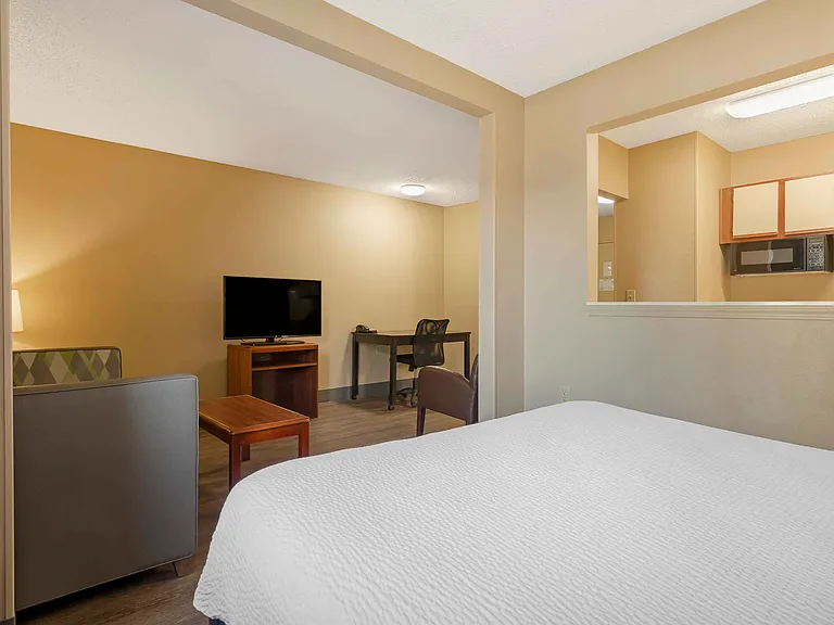 Deluxe Studio - 1 Queen Bed