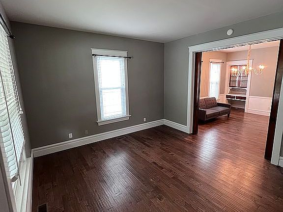 4th image of 806 Clark St