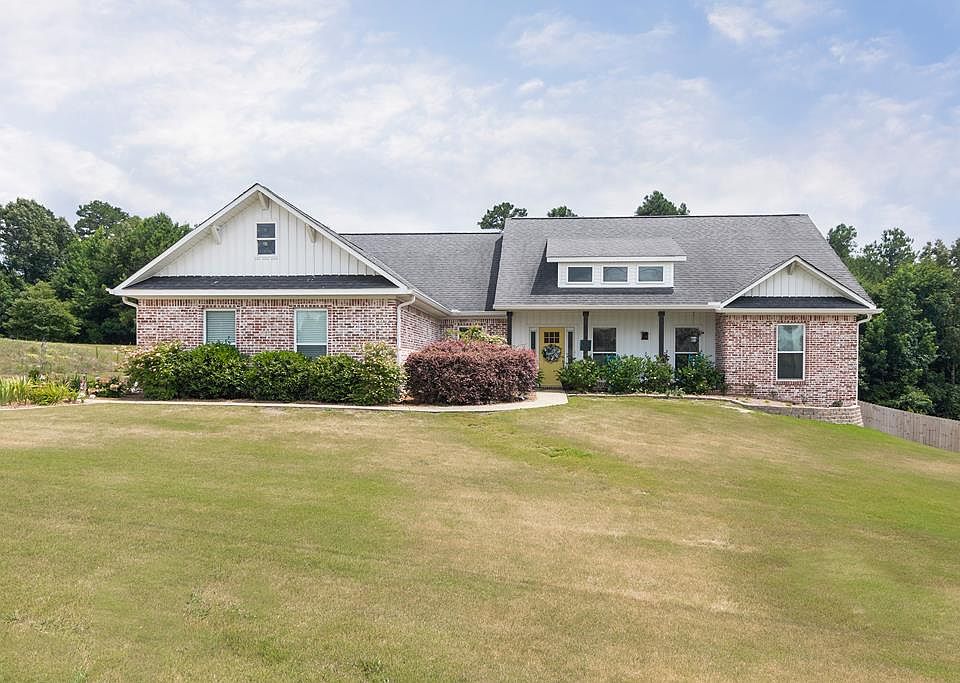 1st image of 325 Lakes Dr N