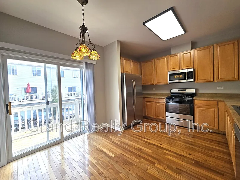 3 bed, 2.5 bath, 1806 sqft, $2,500 — Photo 4
