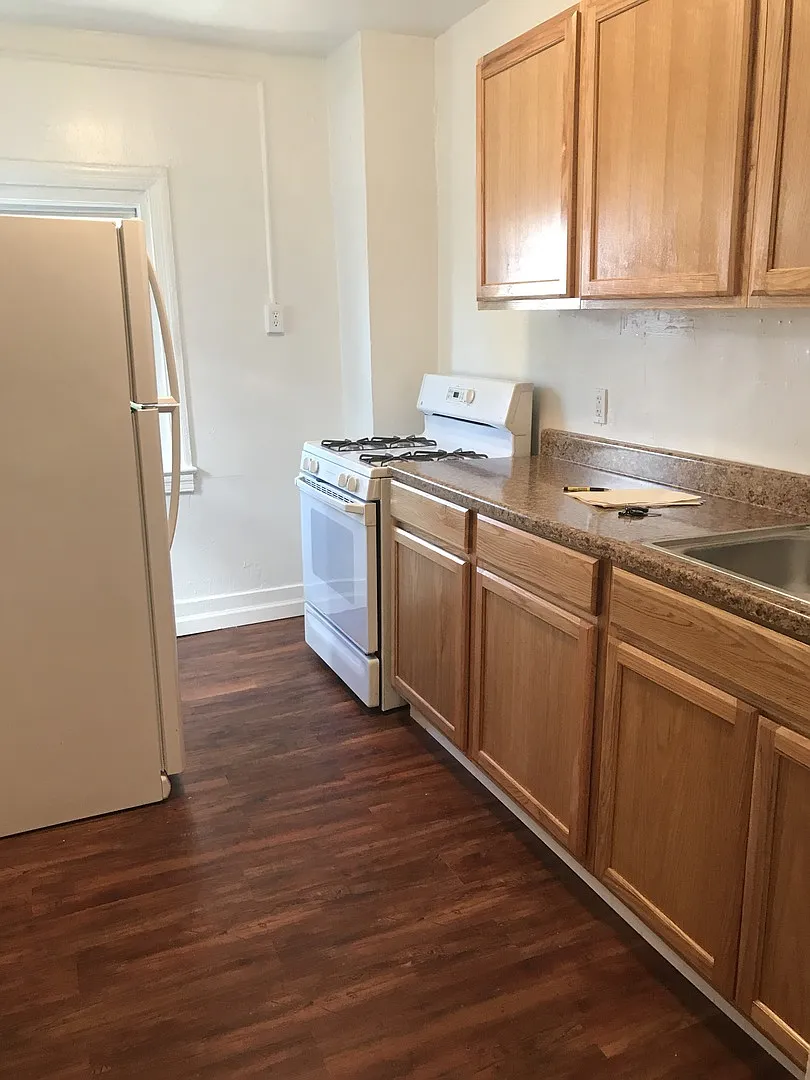 2 Bedroom House, Yard, Off-Street Parking-York City SD — Photo 4