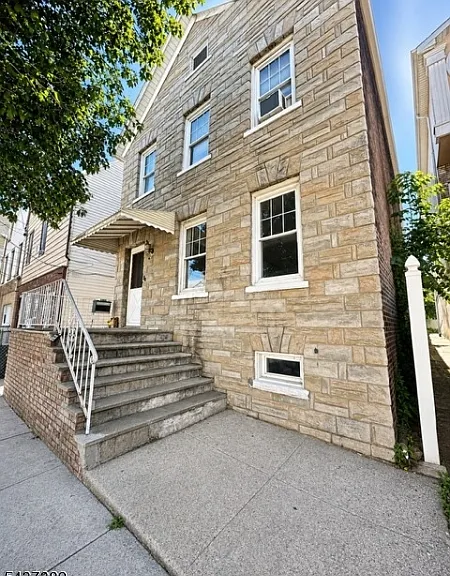 120 Grant Ave — Photo 2