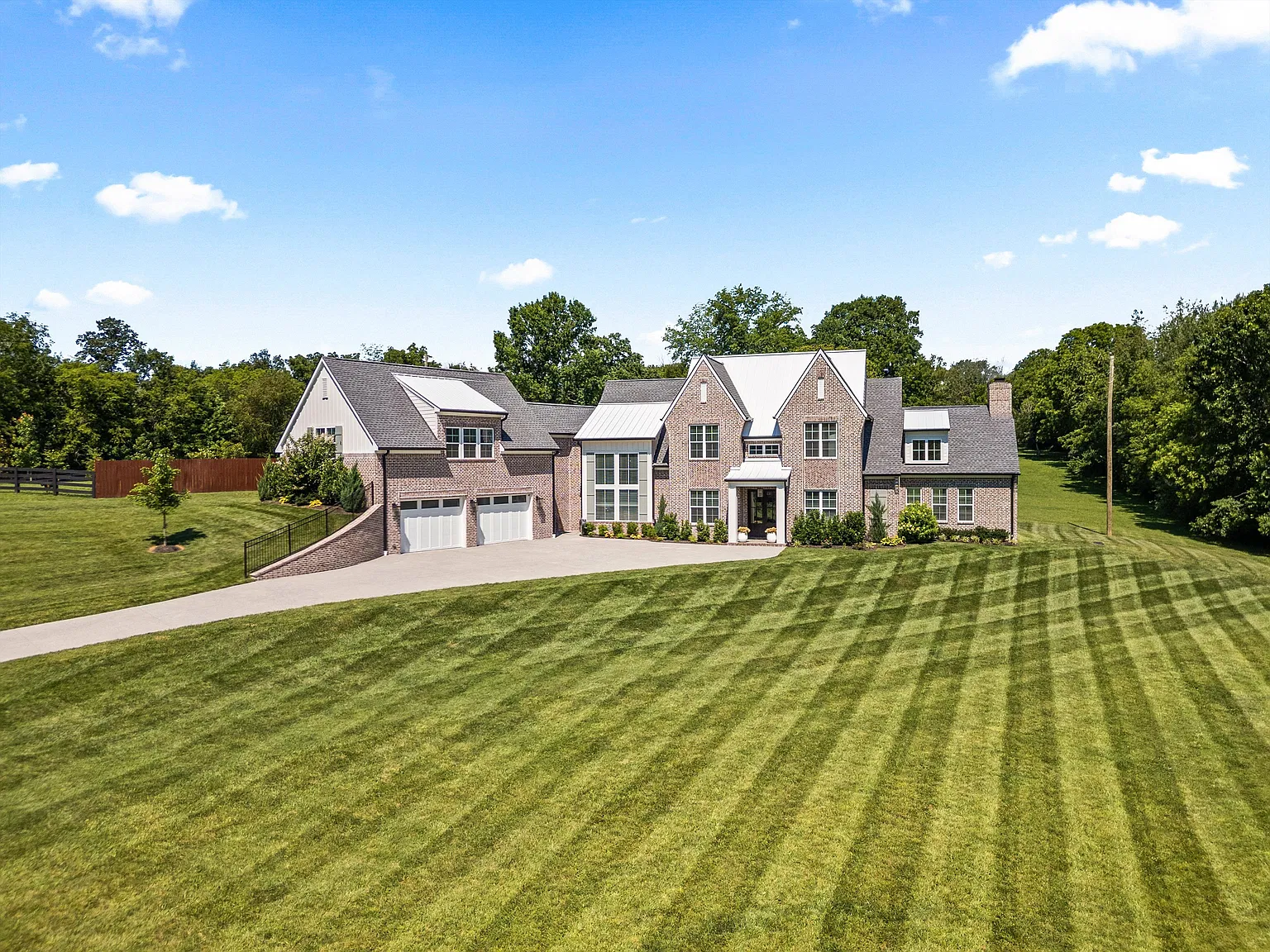 5 bed, 4.5 bath, 5200 sqft, $8,500 — Photo 3