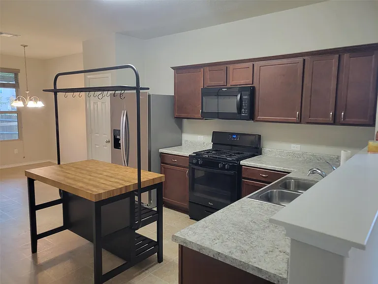 221 Compania Dr — Photo 9