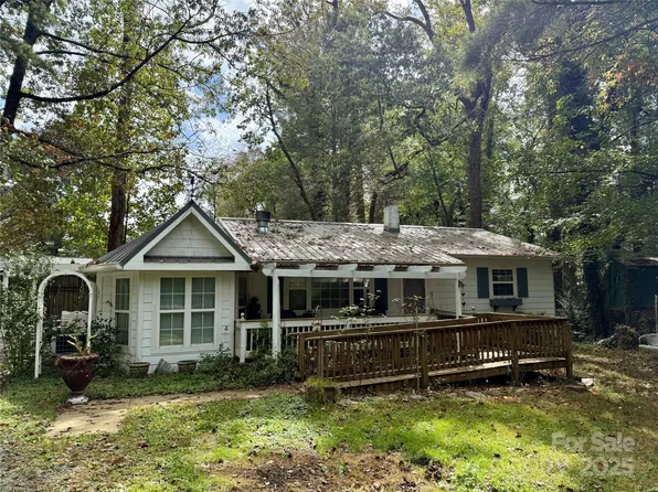 528 Glasgow Ln, Hendersonville, NC 28739