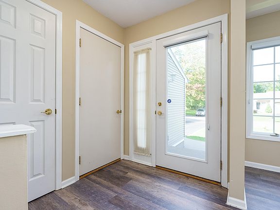 3rd image of 111 Bridgewood Dr